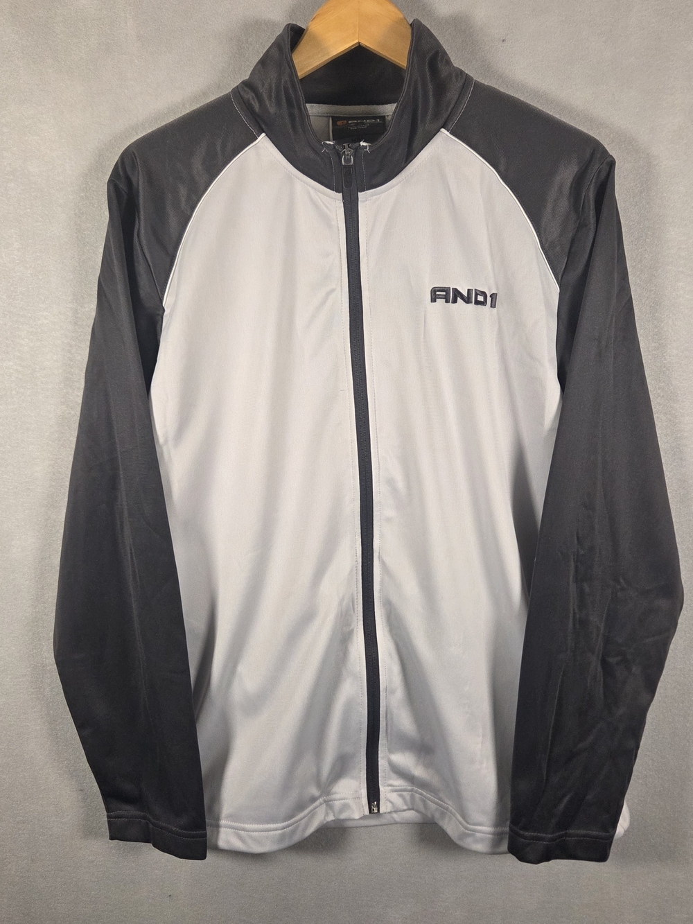 AND1 track jacket featuring a full zip closure (S572)